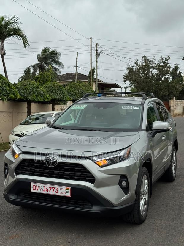 Toyota RAV4 XLE Premium 2025 Silver