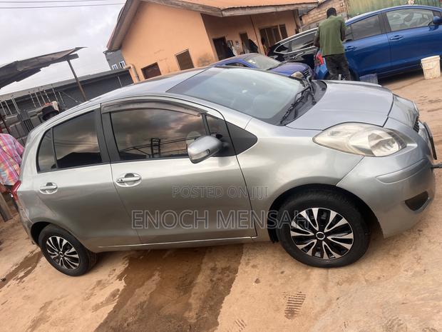 Toyota Vitz 1.3 AWD 5dr 2010 Gray