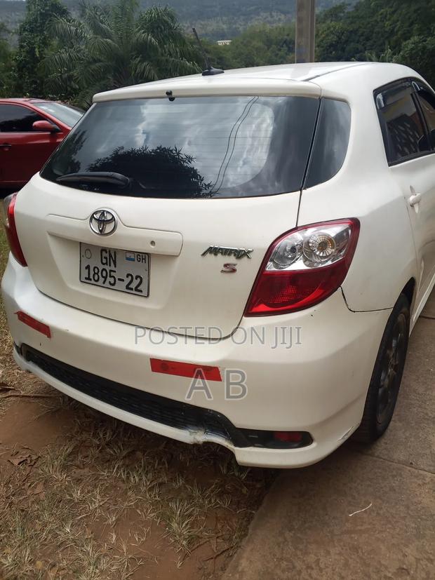 Toyota Matrix L Hatchback FWD (1.8L 4cyl 5M) 2012 White