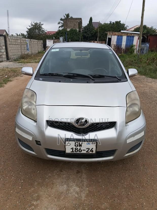 Toyota Vitz 2009 Silver
