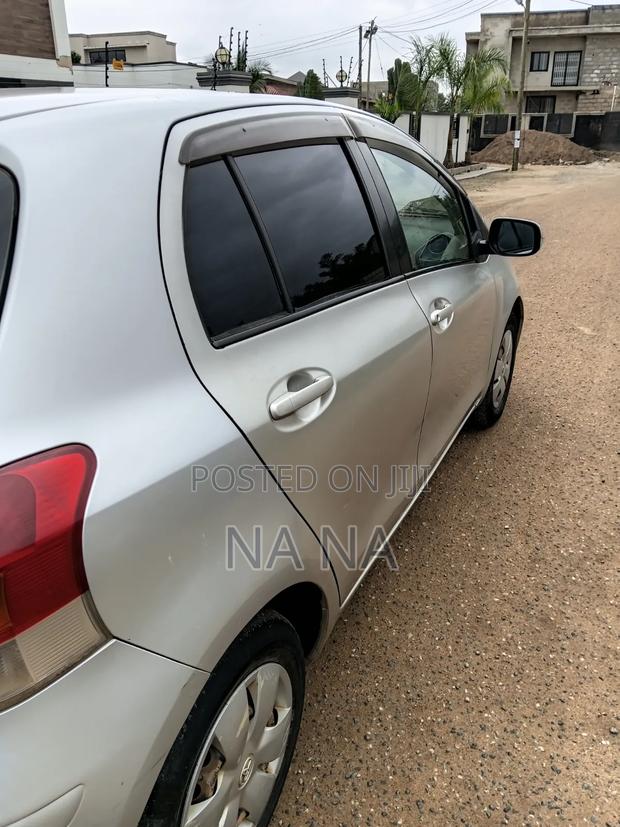 Toyota Vitz 2009 Silver