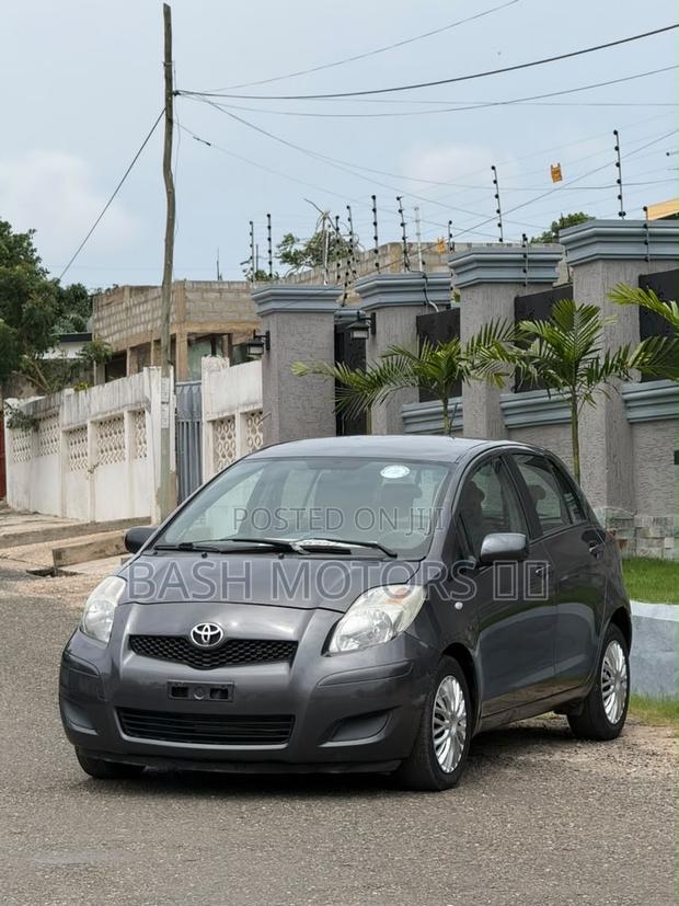 Toyota Yaris Base Hatchback 5dr 2010 Gray