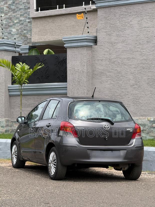 Toyota Yaris Base Hatchback 5dr 2010 Gray