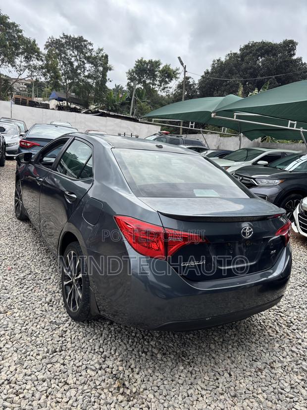 Toyota Corolla SE (1.8L 4cyl 2A) 2018 Gray