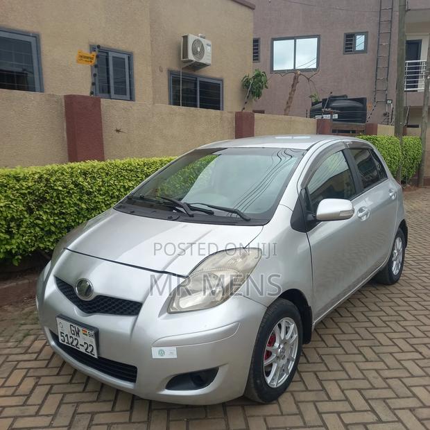Toyota Vitz 2010 Silver