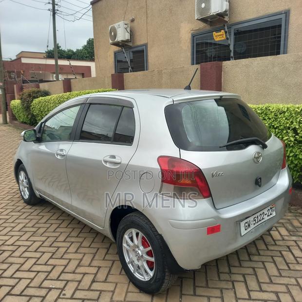 Toyota Vitz 2010 Silver