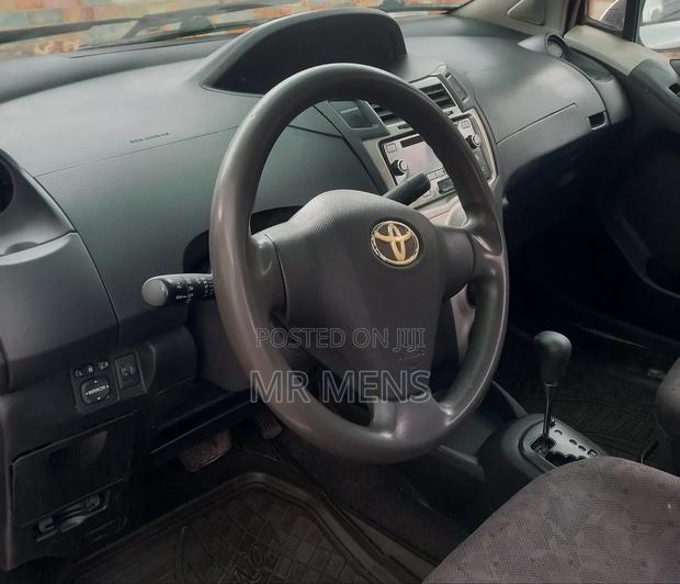 Toyota Vitz 2010 Silver