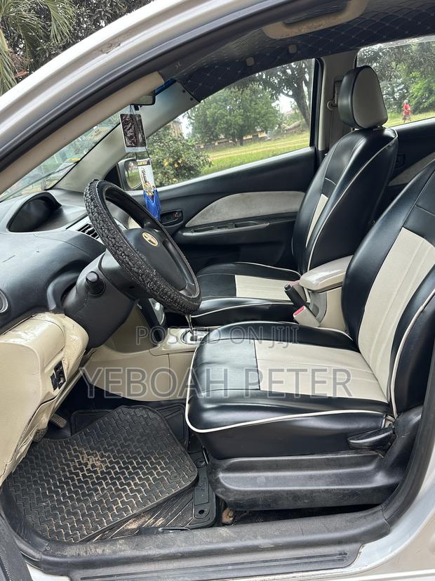 Toyota Belta 2010 Silver