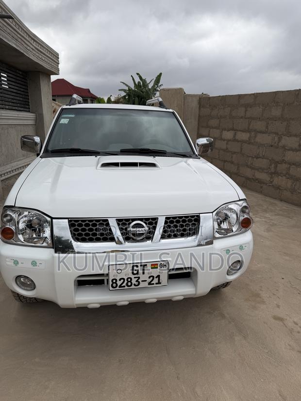 Nissan Hardbody 2021 White