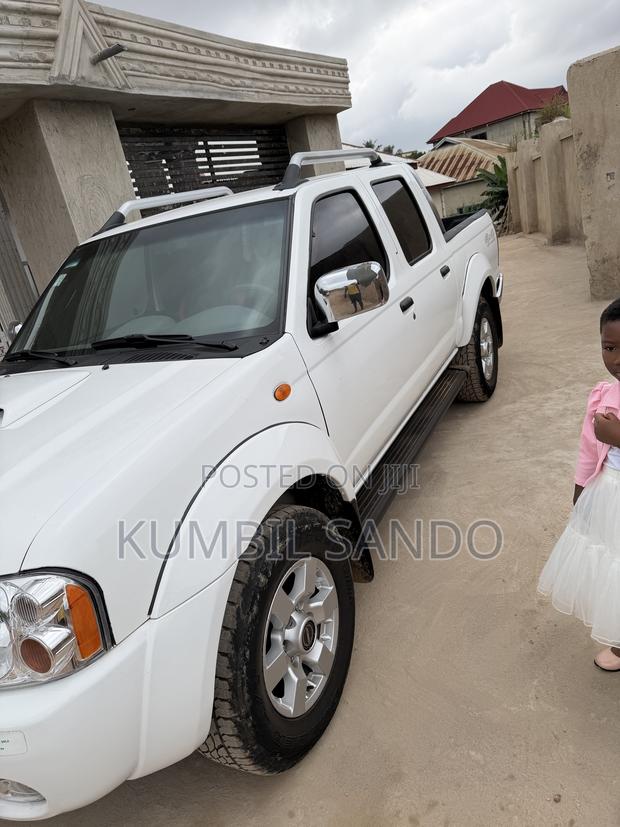 Nissan Hardbody 2021 White