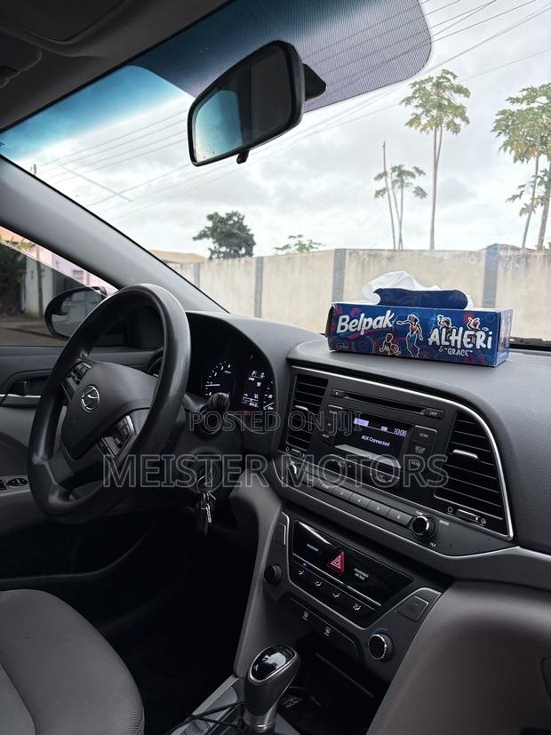 Hyundai Elantra SE Sedan FWD (2.0L 4cyl 6M) 2017 Gray