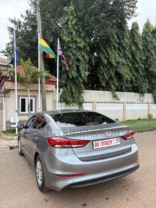 Hyundai Elantra SE Sedan FWD (2.0L 4cyl 6M) 2017 Gray