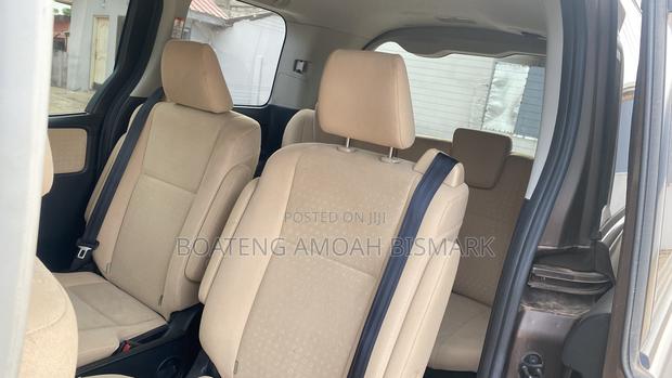 Toyota Noah 1.8 FWD Hybrid (7 seater) 2014 Gray