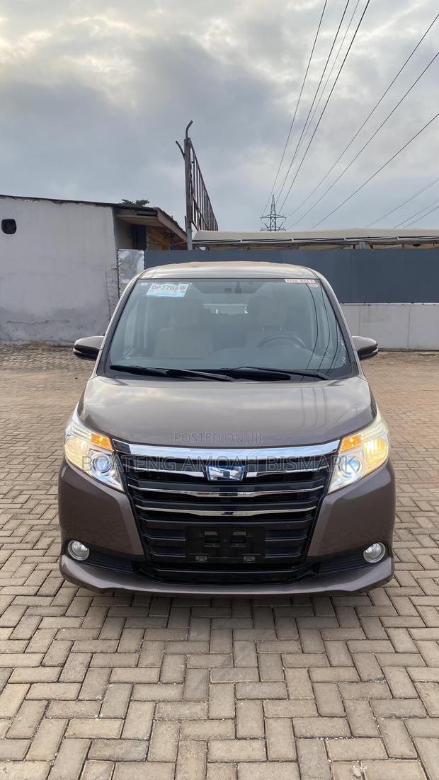 Toyota Noah 1.8 FWD Hybrid (7 seater) 2014 Gray