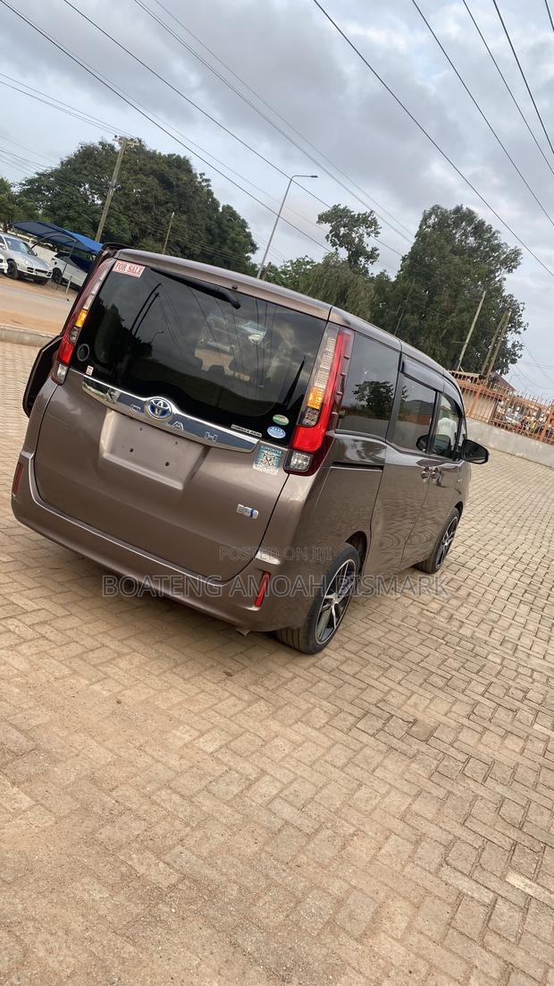 Toyota Noah 1.8 FWD Hybrid (7 seater) 2014 Gray