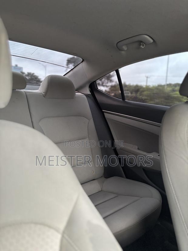 Hyundai Elantra SE Sedan FWD (2.0L 4cyl 6M) 2017 Gray