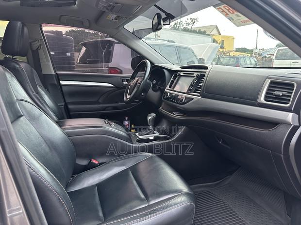 Toyota Highlander XLE V6 4x4 (3.5L 6cyl 6A) 2016 Gray