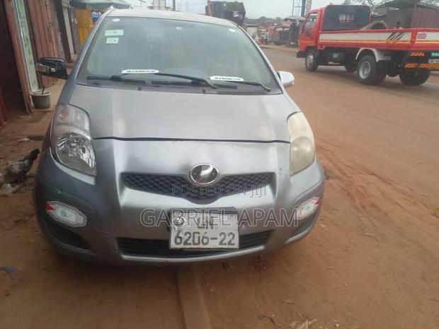 Toyota Vitz 2010 Gray