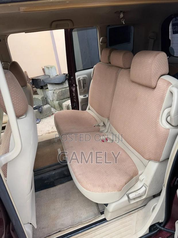 Toyota Sienta 2012
