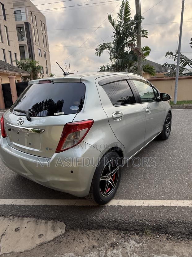 Toyota Vitz 1.3 FWD 5dr 2011 Green