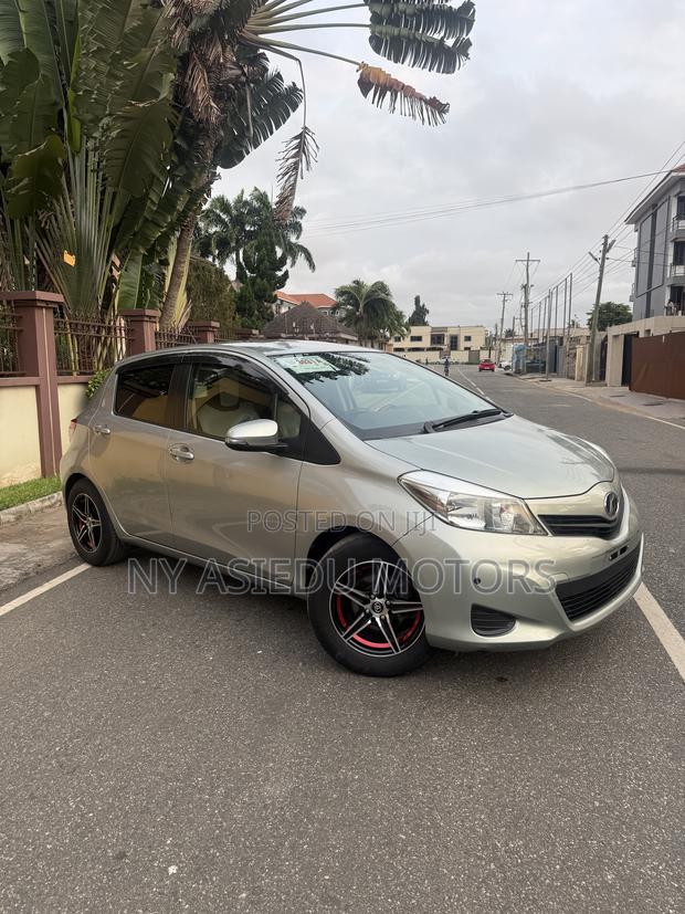 Toyota Vitz 1.3 FWD 5dr 2011 Green
