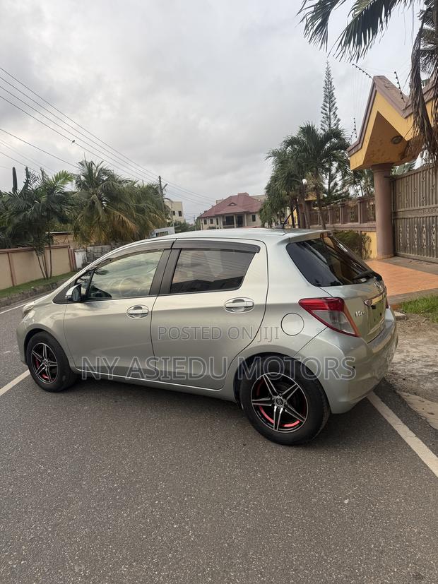 Toyota Vitz 1.3 FWD 5dr 2011 Green