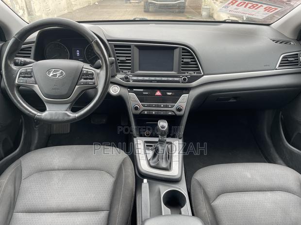 Hyundai Elantra SE Sedan FWD (2.0L 4cyl 6M) 2017 Black