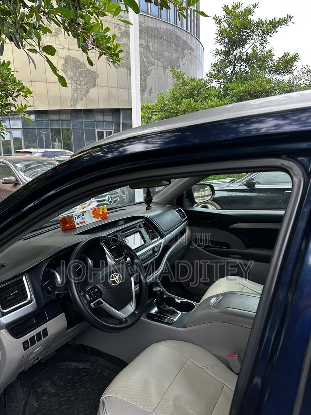 Toyota Highlander LE 4x2 (2.7L 4cyl 6A) 2018 Blue