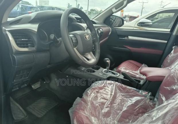 Toyota Hilux 2016 Black