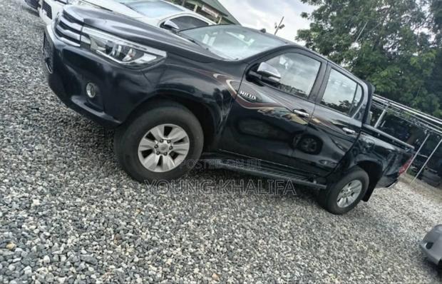 Toyota Hilux 2016 Black