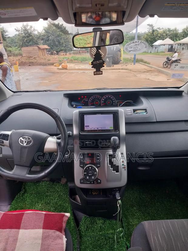 Toyota Voxy V 2WD 8-Seater 2013 Black