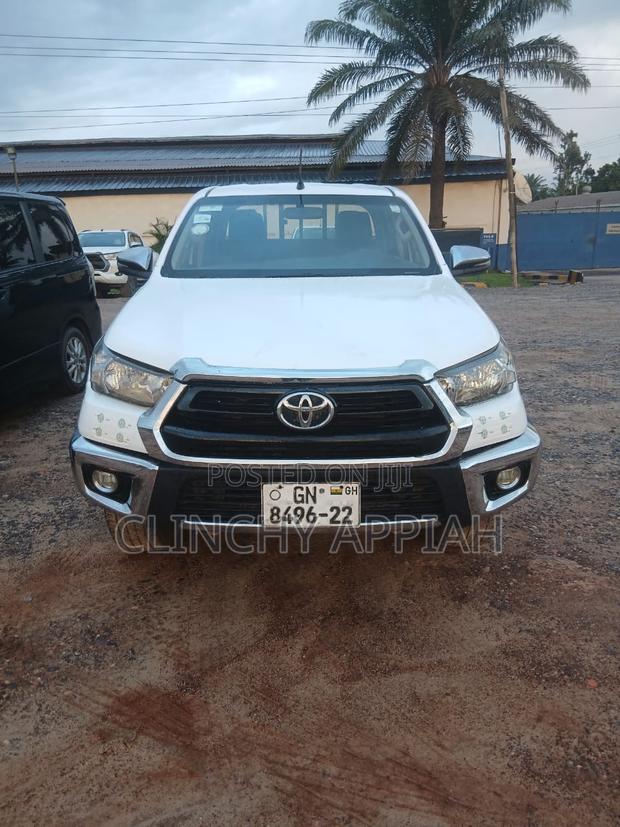 Toyota Hilux 2022 White
