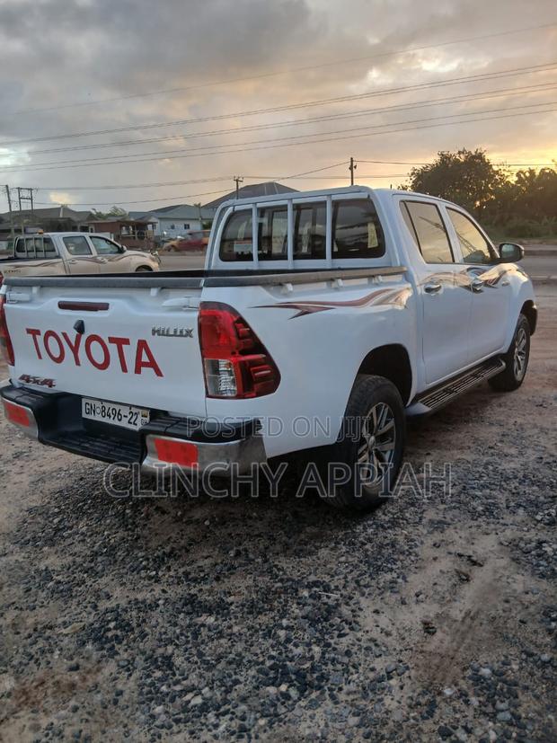 Toyota Hilux 2022 White