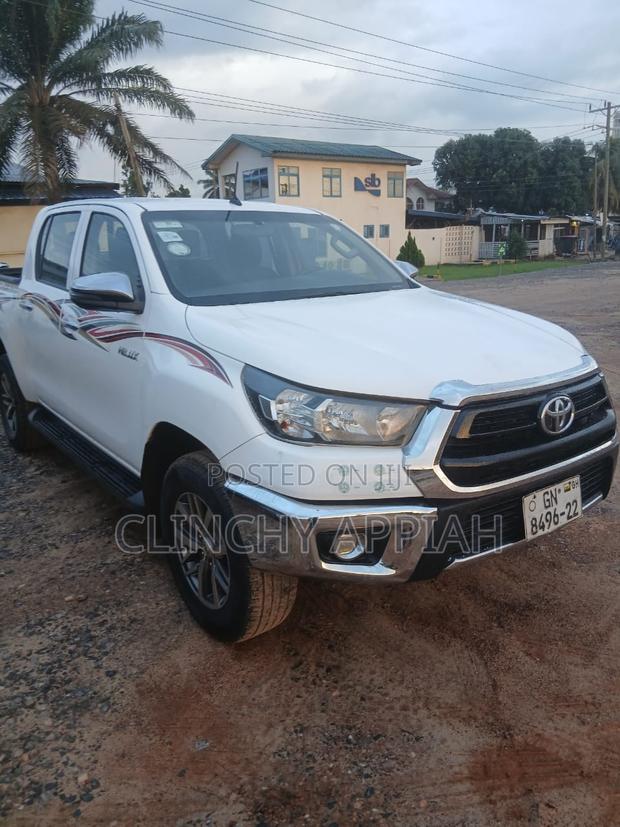 Toyota Hilux 2022 White