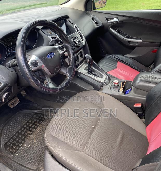 Ford Focus SE Sedan FWD (2.0L 4cyl 5M) 2013 Red