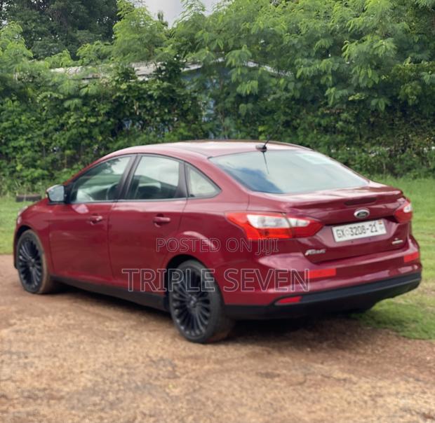 Ford Focus SE Sedan FWD (2.0L 4cyl 5M) 2013 Red