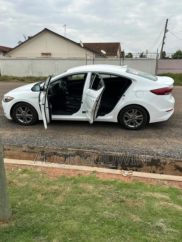 Hyundai Elantra Limited Sedan FWD (2.0L 4cyl 6A) 2017 White