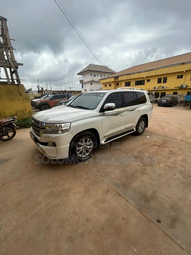 Toyota Land Cruiser 2017 White