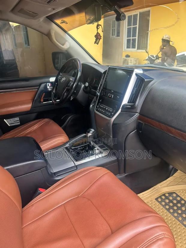 Toyota Land Cruiser 2017 White