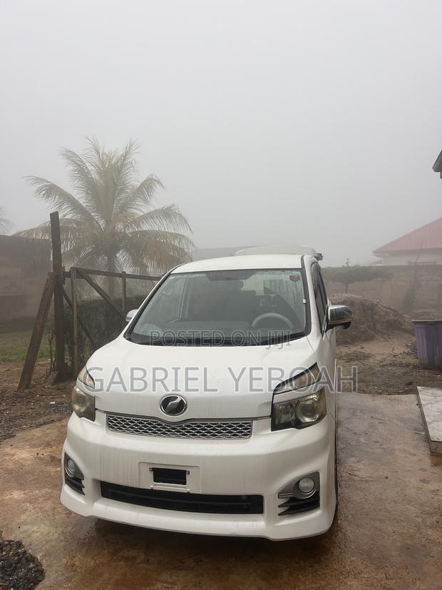 Toyota Voxy V 2WD 7-Seater 2013 White