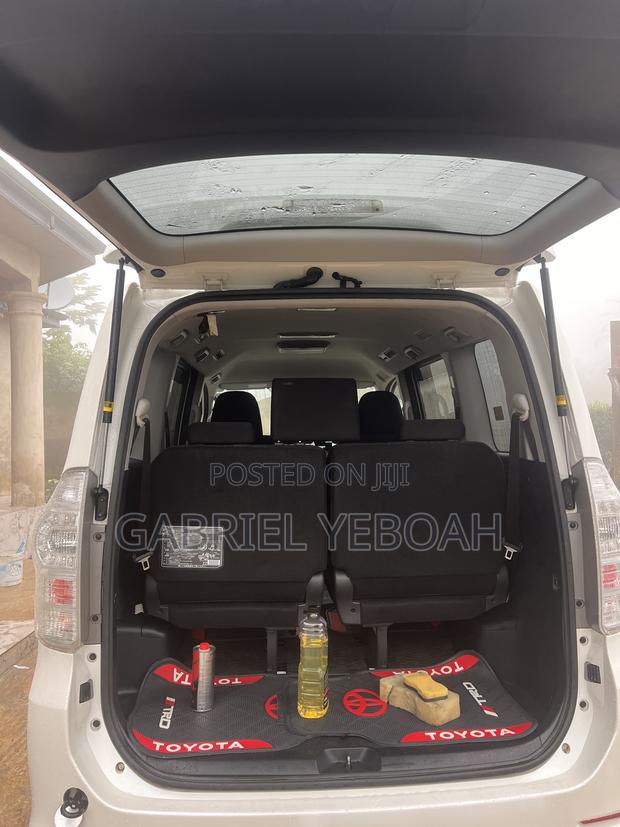Toyota Voxy V 2WD 7-Seater 2013 White