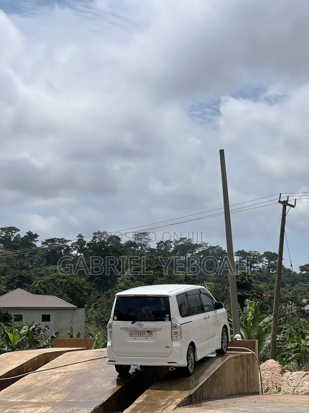 Toyota Voxy V 2WD 7-Seater 2013 White