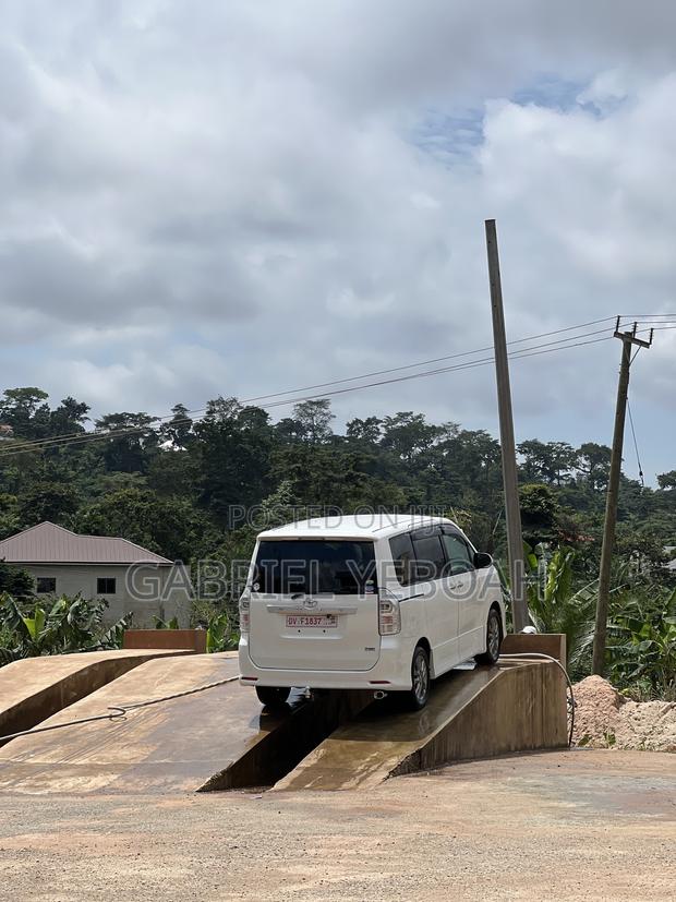 Toyota Voxy V 2WD 7-Seater 2013 White
