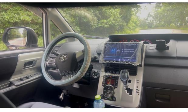 Toyota Voxy V 2WD 7-Seater 2013 White