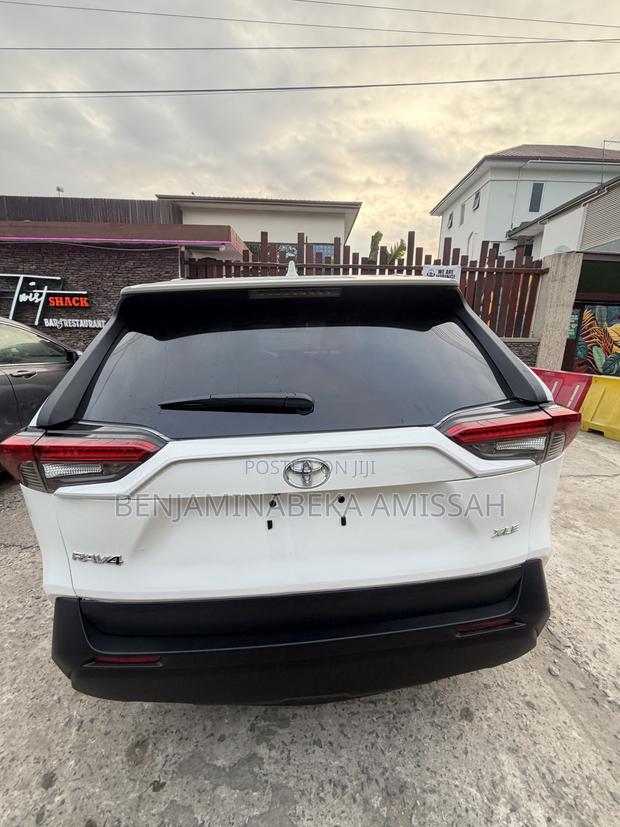 Toyota RAV4 XLE 2022 White