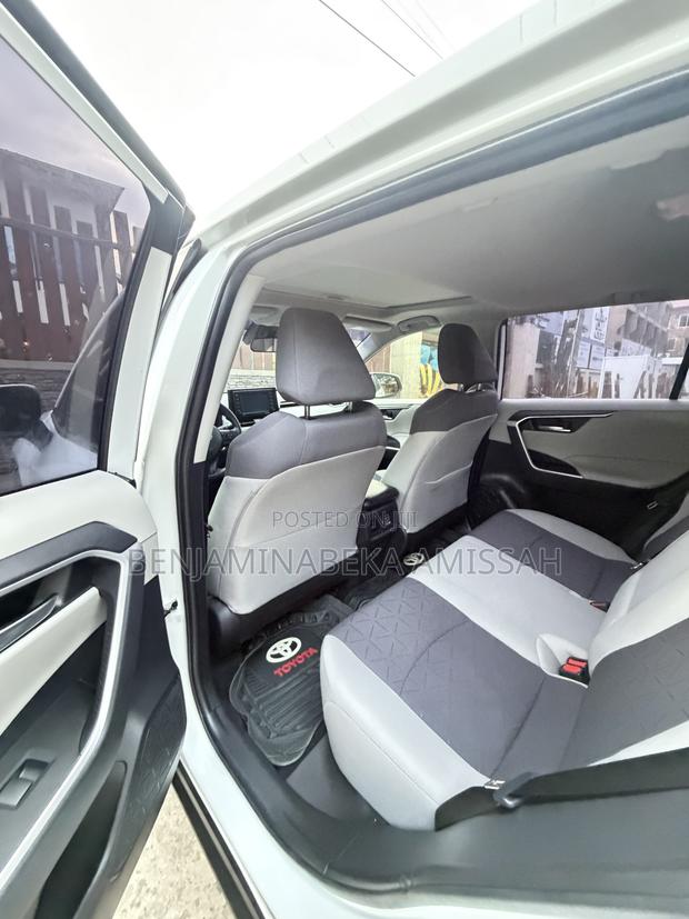 Toyota RAV4 XLE 2022 White