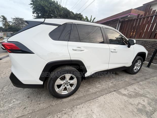 Toyota RAV4 XLE 2022 White