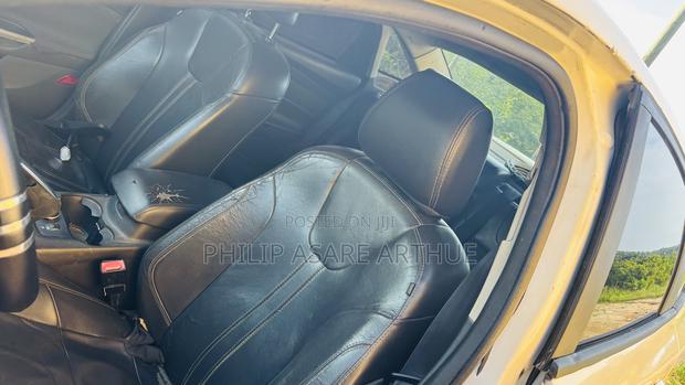 Ford Focus SE Sedan FWD (2.0L 4cyl 5M) 2013 White