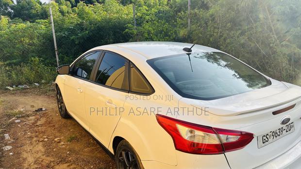 Ford Focus SE Sedan FWD (2.0L 4cyl 5M) 2013 White