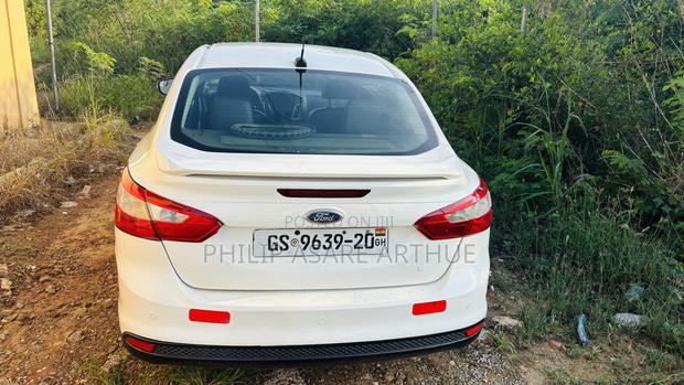 Ford Focus SE Sedan FWD (2.0L 4cyl 5M) 2013 White